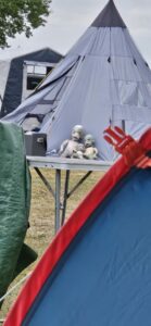 Aliens vor dem Zelt