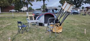 Zu sehen ist hier mein Zelt und die restliche Campingausrüstung sowie im Vordergrund das 16 Zoll Dobson Teleskop.